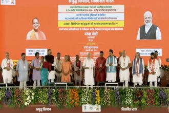 वाराणसी पहुंचे प्रधानमंत्री मोदी, 2200 करोड़ रुपये की परियोजनाओं की शुरुआत की